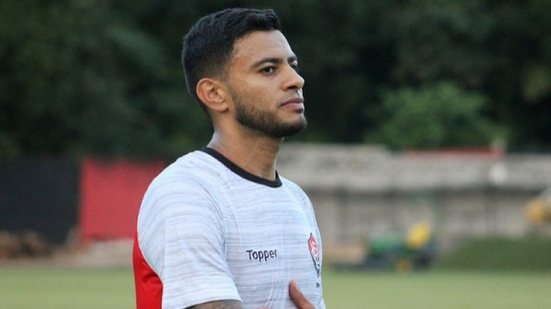 Imagem Após pancada no ombro, Cleiton Xavier deixa treino mais cedo e passará por exames