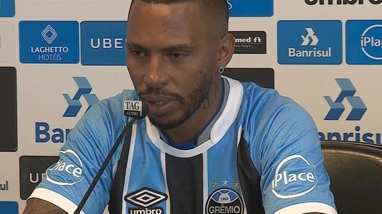 Imagem Ex-zagueiro do Bahia comete gafe e troca Grêmio pelo Inter em apresentação; assista