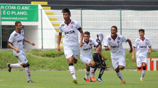 Imagem Vitória encaminha proposta de reenovação por zagueiro à FBF tentando não perdê-lo de graça
