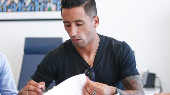 Imagem Lucas Barrios não renova com Grêmio e surpreende na escolha de novo time