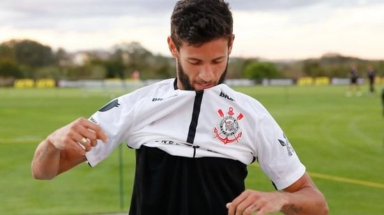 Imagem Após tirar Juninho Capixaba do Bahia, Corinthians busca lateral esquerdo experiente