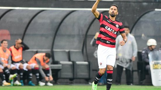 Imagem Santos insiste em tentativa de tirar atacante do Vitória