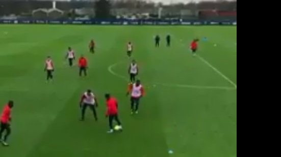 Imagem Neymar dá caneta humilhante durante treino do PSG; assista