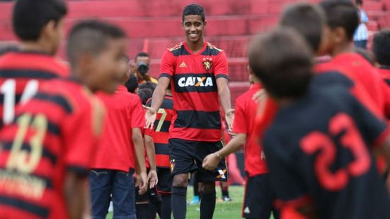 Imagem Sport oficializa Gabriel, emprestado pelo Flamengo: "Um dos grandes do futebol brasileiro"