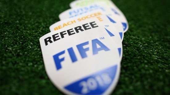 Imagem Árbitros brasileiros recebem insígnias da FIFA nesta terça