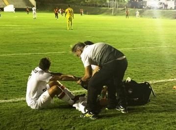 Imagem Lateral do Vitória sofre lesão na mão e será reavaliado em Salvador