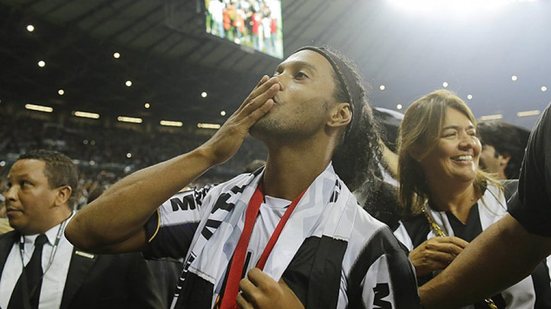 Imagem Homenageado por ídolos, Ronaldinho irá detalhar despedida em março