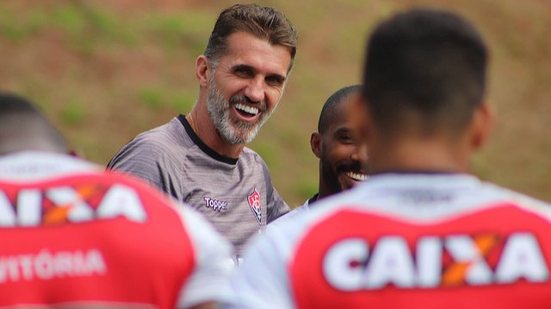 Imagem Mancini fala sobre Rhayner e revela quando atacante irá reestrear pelo Vitória; Confira