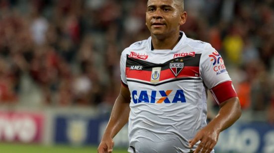 Imagem Walter revela valores de negociação com Vila Nova: "Abaixei quase 70% do meu salário"