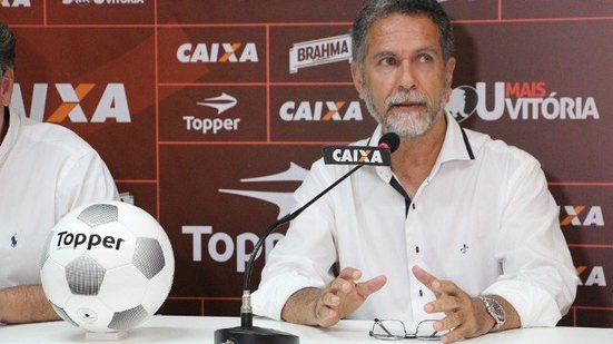 Imagem Santos faz proposta de R$ 2,5 mi por atacante do Vitória; Presidente nega "em dois minutos"