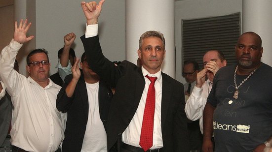 Imagem Vasco tem novo presidente e 'favorito' derrotado detona: "O que aconteceu aqui foi uma vergonha"