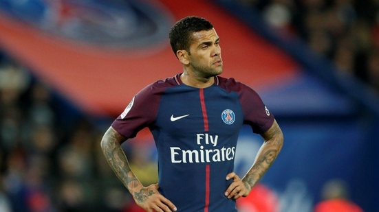 Imagem Jornal francês questiona Daniel Alves no PSG: "Elo fraco?"