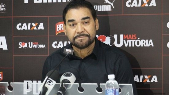 Imagem Ex-presidente do Vitória nega rombo no clube: "Fui o único que não explodiu o orçamento"