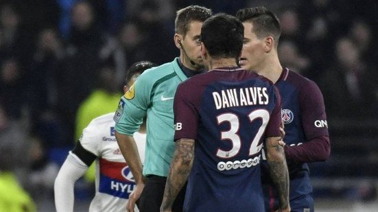 Imagem Sem Neymar e com Daniel Alves expulso, PSG perde para o Lyon