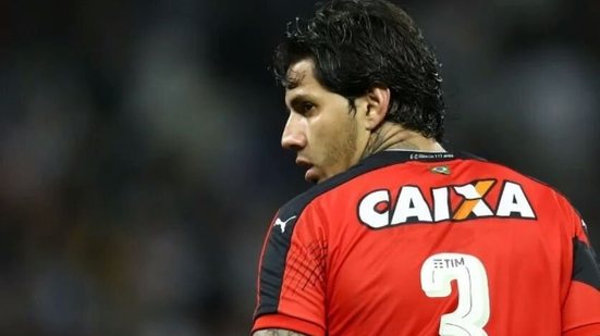 Imagem Rejeição em alta! Torcida do Vitória promove hashtag contra retorno de Victor Ramos