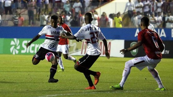 Imagem Por causa de raios, árbitro adia duelo entre São Paulo e Inter pela semifinal da Copinha; assista