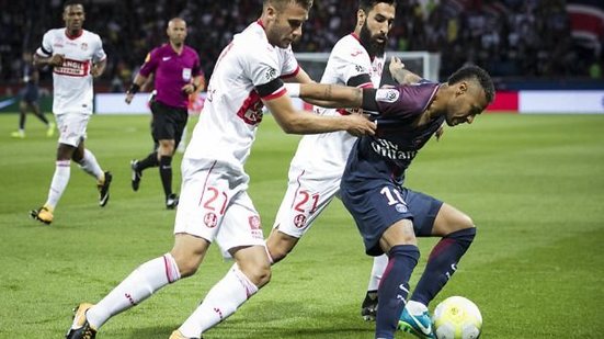 Imagem Jornal relata arrependimento de Neymar de jogar no Francês: "muito defensivo e violento"