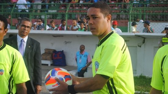 Imagem Emerson Ricardo de Almeida Andrade apita jogo entre Bahia e Fluminense de Feira