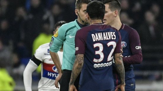 Imagem Daniel Alves pega três jogos de suspensão após expulsão na derrota para o Lyon
