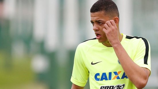 Imagem Reforço à vista! Vitória acerta com zagueiro que tem chegada prevista para esta terça (30)