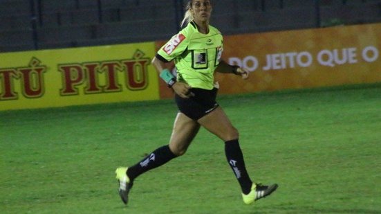 Imagem Deboráh Cecília Correia apita jogo entre Vitória e Ferroviário-CE, válido pela Copa do Nordeste