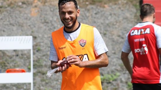 Imagem Yago espera ver evolução do Vitória na partida contra o Ferroviário-CE: 'Tem que fazer um bom jogo'