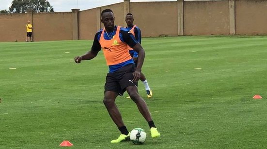 Imagem Opaí, rapaz! Usain Bolt se oferece para atuar na nova equipe de futebol de David Beckham