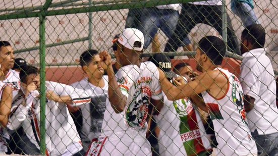Imagem Fotos: Torcedores de organizadas do Flu de Feira e Santa Cruz brigam no intervalo da partida