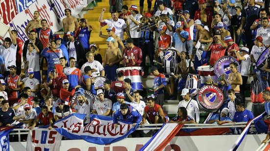 Imagem Triste: Torcedores do Nacional imitam avião em duelo com a Chape pela Libertadores