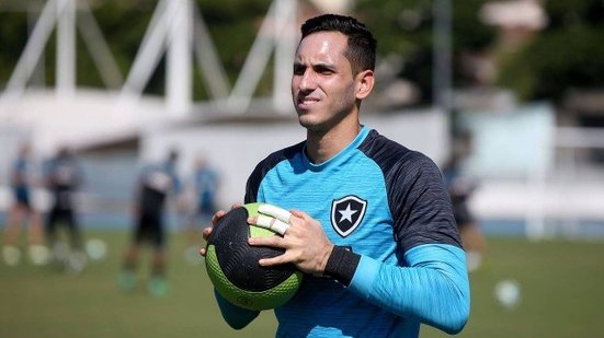 Imagem Botafogo tenta renovação com ex-Vitória para não perdê-lo de graça