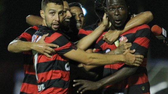 Imagem 'Tive a felicidade de acertar duas cabeçadas', celebra Kanu após partida