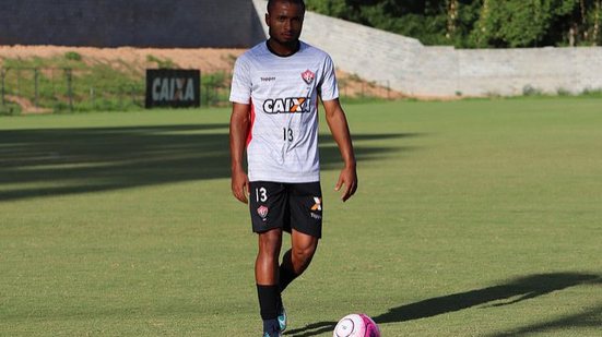 Imagem Cedric é vetado pelo DM e Vitória fica sem lateral direito para duelo contra o Bahia de Feira