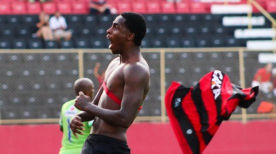 Imagem 'É o gol que o Pelé não fez', diz Denílson sobre 'pintura' marcada no Barradão