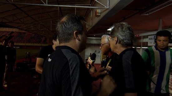 Imagem Vídeo: Ex-técnico do Vitória xinga e tenta agredir repórter em coletiva