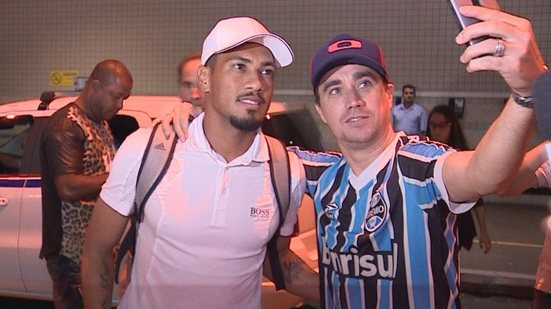 Imagem Ex-Bahia desembarca em Porto Alegre e fala em "volta a grande clube"