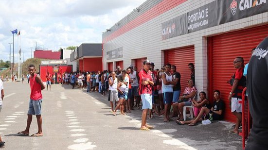 Imagem Torcida do Vitória lota bilheterias do Barradão para comprar ingressos para o clásico