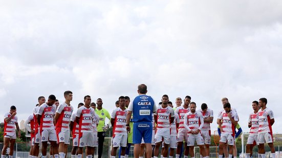 Imagem Guto comanda treino fechado e testa Bahia para o clássico