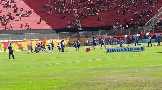 Imagem Sem querer? Sistema de irrigação do Barradão é acionado no aquecimento do Bahia