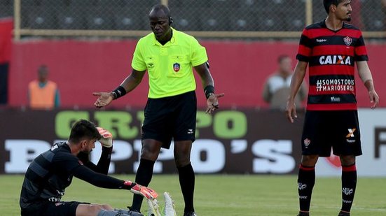 Imagem Em súmula, árbitro do Ba-Vi relata motivo de expulsões e cita pressão de dirigentes