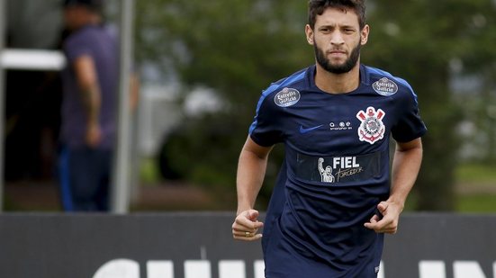 Imagem Juninho Capixaba vira alvo da torcida após marcar gol contra em empate do Corinthians
