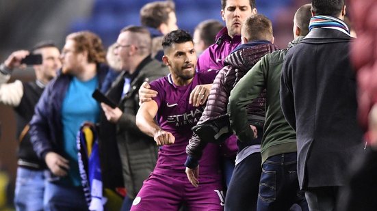 Imagem Vídeo: Agüero é provocado e parte para cima de torcedor após eliminação do City 