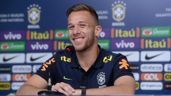 Imagem Grêmio encaminha venda de Arthur ao Barcelona; jogador deve se apresentar em janeiro de 2019