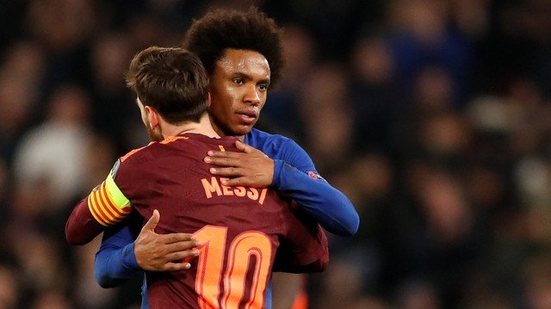 Imagem Willian brilha, mas Chelsea empata com o Barça; Time de Talisca é goleado