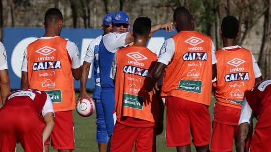 Imagem Guto Ferreira relaciona 22 jogadores para duelo com o Náutico