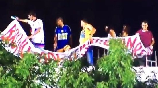Imagem Torcedores do Bahia provocam Vitória com faixa: "pode tomar 2º amarelo"