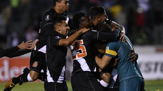 Imagem Vasco sofre goleada, mas Martín Silva pega três pênaltis e coloca time na Libertadores