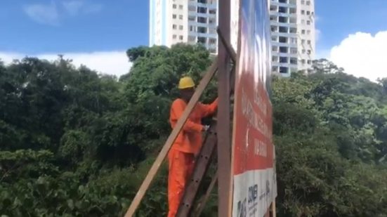 Imagem  Vídeo: Prefeitura retira placa de publicidade do governo do estado na Via Barradão