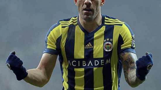 Imagem Fernandão marca gol, repete "dancinha" de Vinícius, mas Fenerbahçe sofre virada para Besiktas