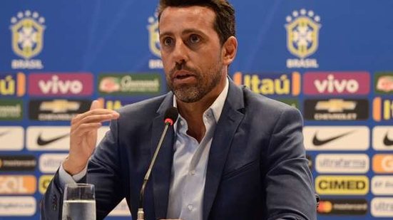 Imagem Fifa estuda liberar contato entre técnicos e observadores via ponto eletrônico na Copa