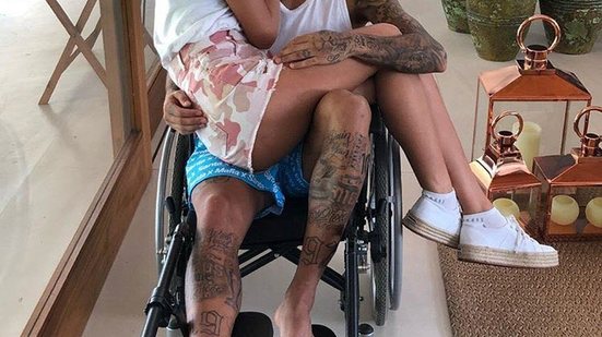 Imagem Com Marquezine no colo, Neymar brinca em cadeira de rodas: "Novo possante"